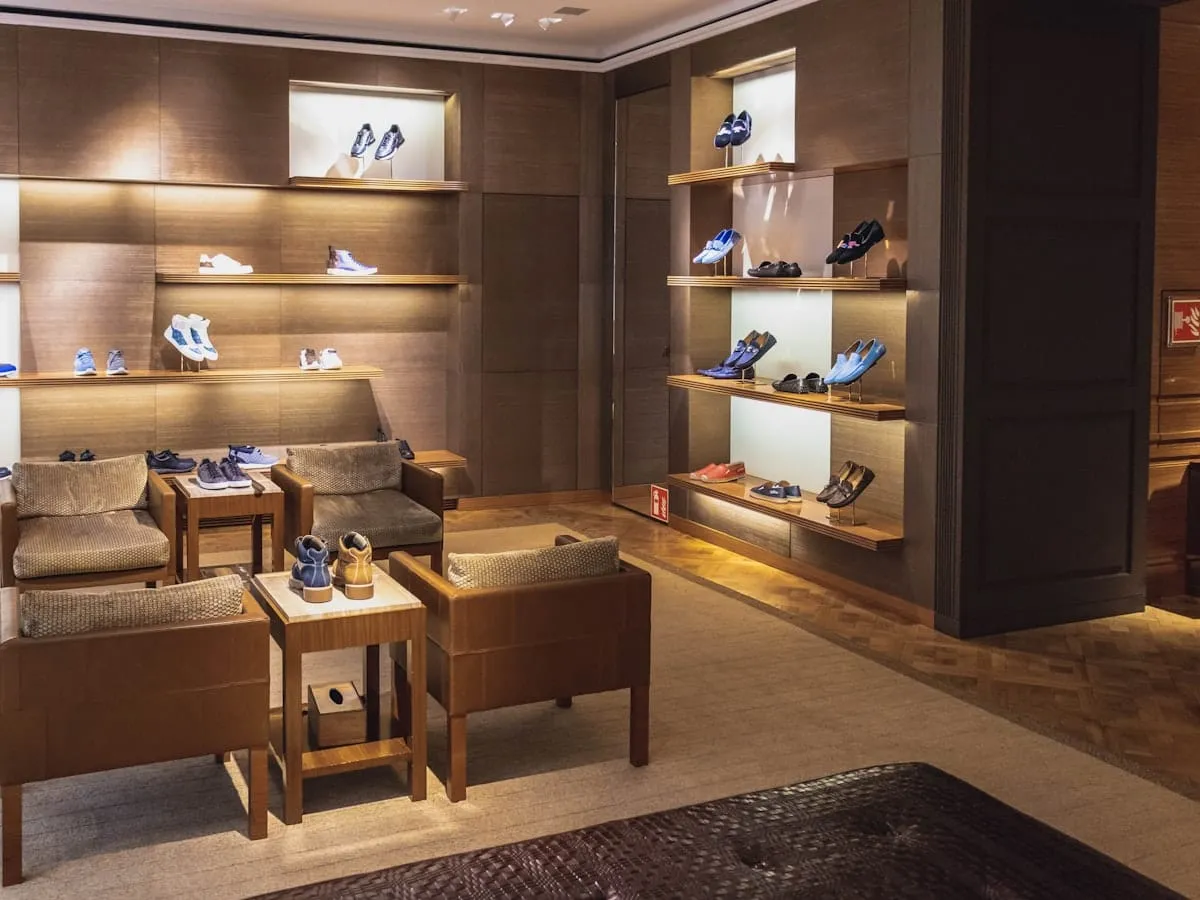 Retail environment with tailored fixtures and shelving